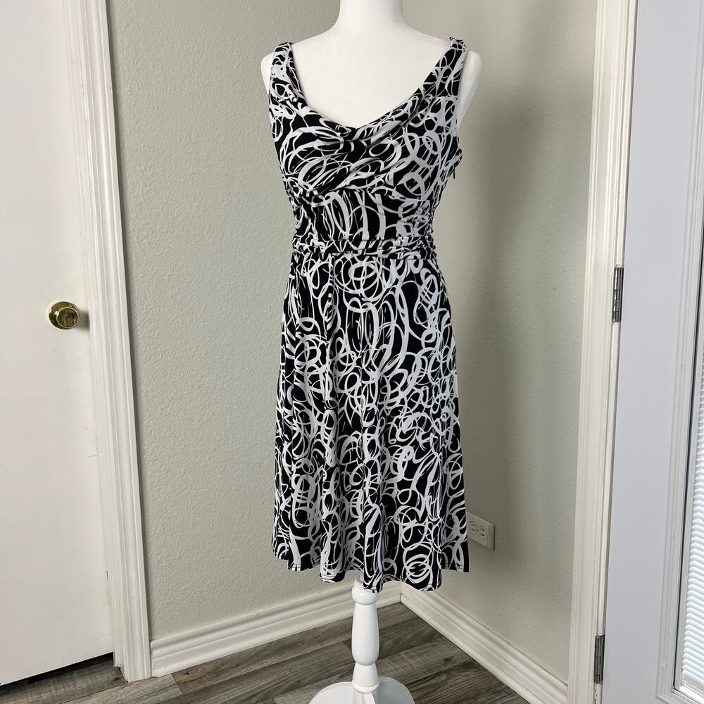 White House Black Market Size 8‎ Sleeveless Black and White Print Dress NWT